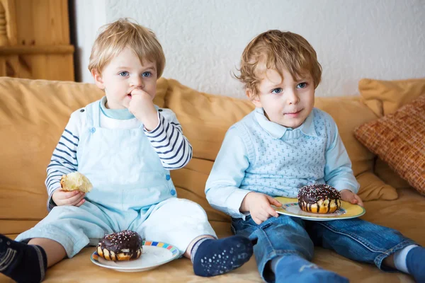 Två kid lite pojkar äta söta kakor tillsammans. — Stockfoto