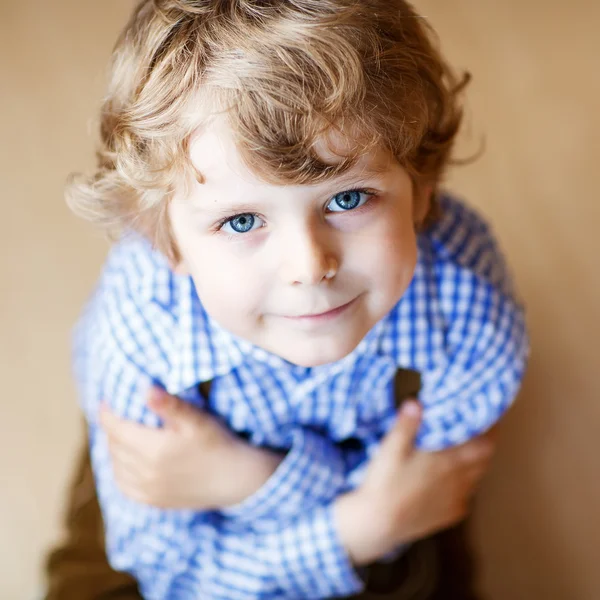Portret ładny chłopczyk z blond włosy i niebieskie oczy — Zdjęcie stockowe