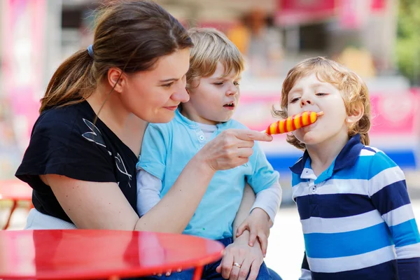 Moeder haar kind jongetjes vervoederen ijs — Stockfoto