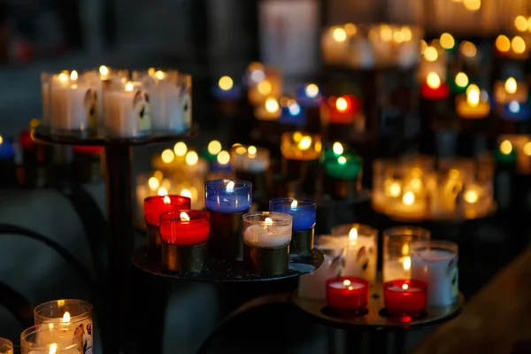 Kerk kaarsen in rode, groene, blauwe en gele transparante chande — Stockfoto