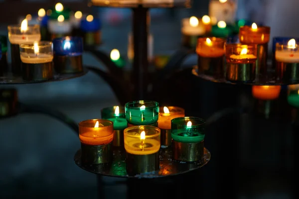 Církev svíčky v červené, zelené, modré a žluté transparentní chande — Stock fotografie