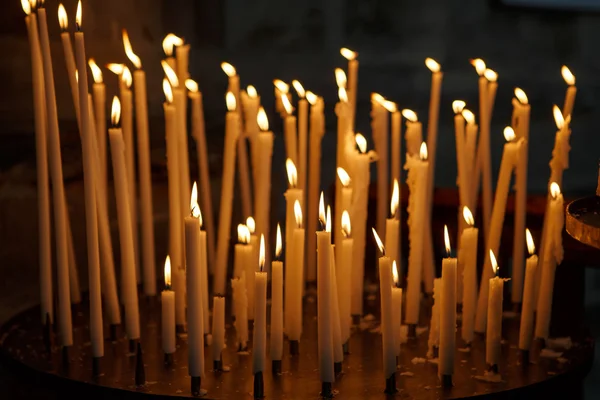 Brûler les bougies de l'église sur fond sombre, symbole chrétien . — Photo