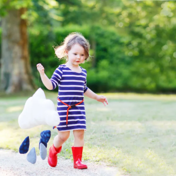 Mamma och lilla bedårande barn i gul gummi stövlar — Stockfoto