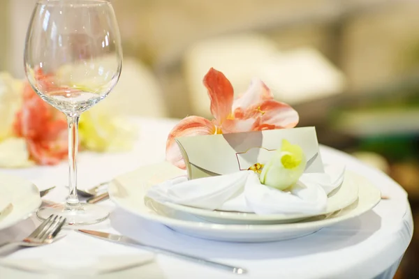 Elegantní stůl v měkké crème svatba nebo události strany. — Stock fotografie