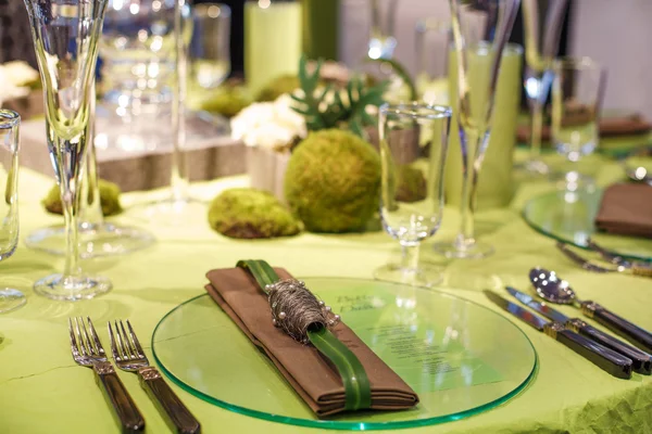 Mesa elegante definida em creme macio para festa de casamento ou evento . — Fotografia de Stock