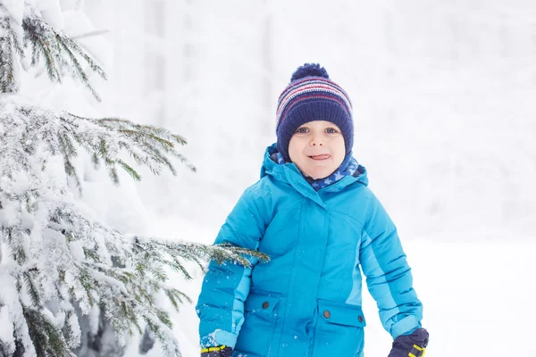 Pequeño niño divirtiéndose con nieve al aire libre en la hermosa wi — Foto de Stock