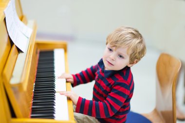 Piyano, iki yaşında yürümeye başlayan çocuk müzik schoool.