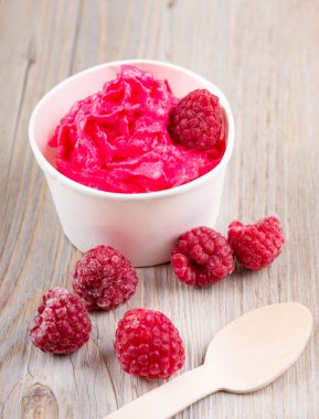 Bütün ahududu ile krem buz yoğurt frozen