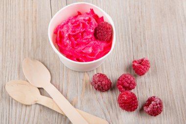 Bütün ahududu ile krem buz yoğurt frozen