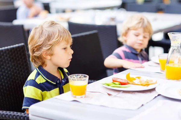 Två kid lite pojkar med hälsosam frukost i hotellets restaurang — Stockfoto