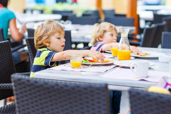 Två kid lite pojkar med hälsosam frukost i hotellets restaurang — Stockfoto