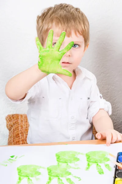 Divertido niño divertirse con la fabricación de pinturas a mano —  Fotos de Stock
