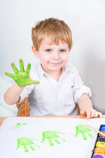 Aktywne dziecko chłopca zabawę z co handpaints — Zdjęcie stockowe