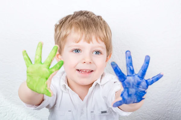 Divertido niño divirtiéndose con la fabricación de pinturas a mano —  Fotos de Stock