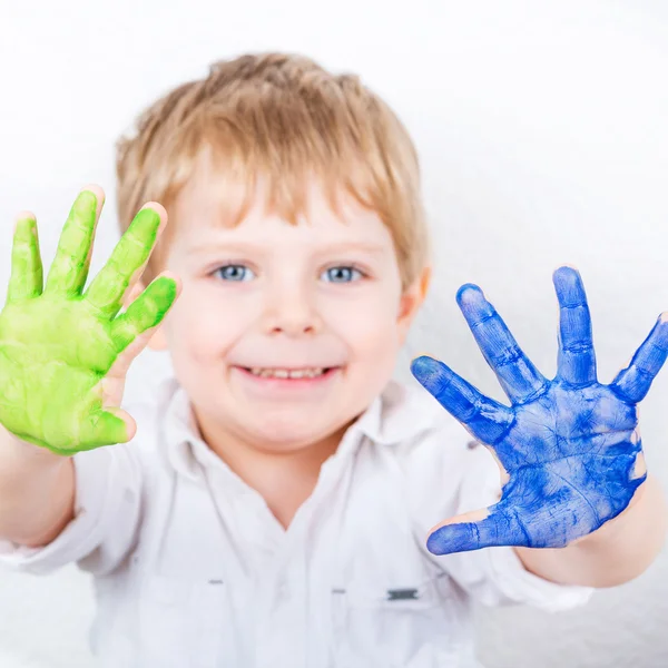 Liten unge pojke att ha kul med att göra handpaints — Stockfoto