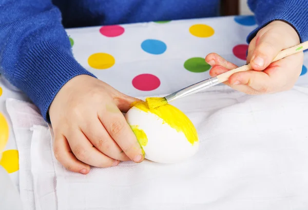 Händerna på barn pojke målning färgglada ägg till påsk jaga — Stockfoto
