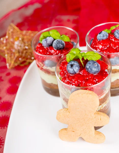 Weihnachtsdessert. süßes Dessert-Tiramisu mit Erdbeere, frisch — Stockfoto