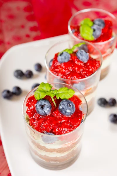 Postre de Navidad. Postre dulce tiramisú con fresa, fresco —  Fotos de Stock