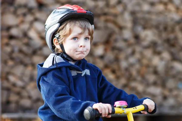 Kleine jongen fietsten in dorp of stad — Stockfoto