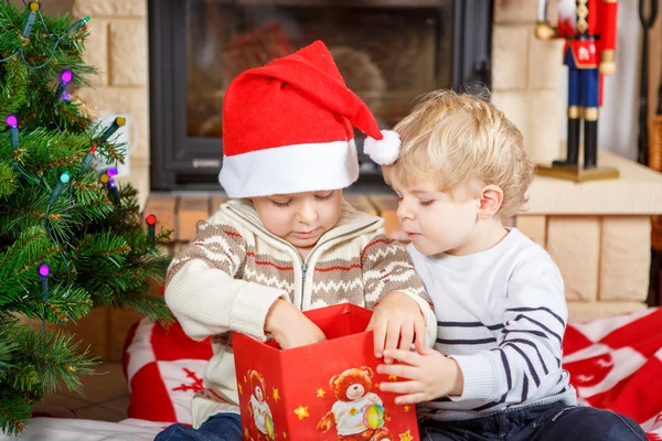Two little sibling boys being happy about christmas presents — Stock Photo, Image