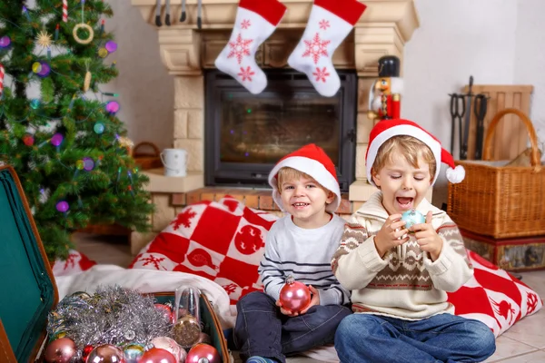 Två små syskon pojkar leker med jul leksaker — Stockfoto