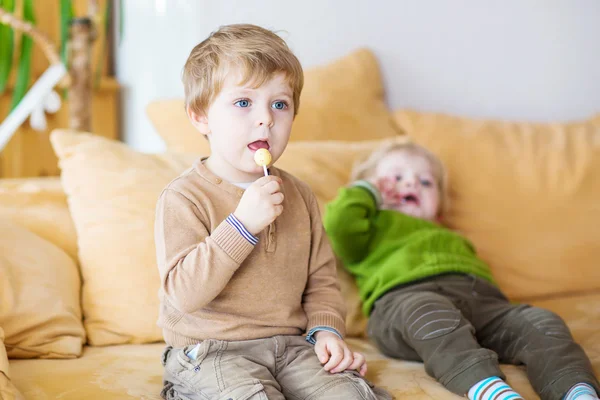 Deux petits frères garçons regardant la télévision en intérieur — Photo