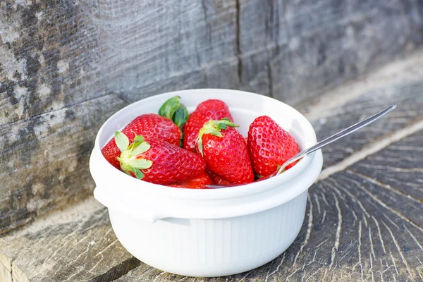 Färska jordgubbar i en skål, redo att äta — Stockfoto