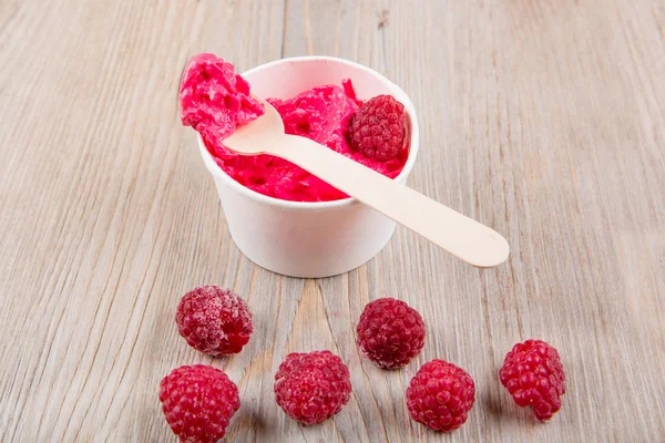 Bütün ahududu ile krem buz yoğurt frozen