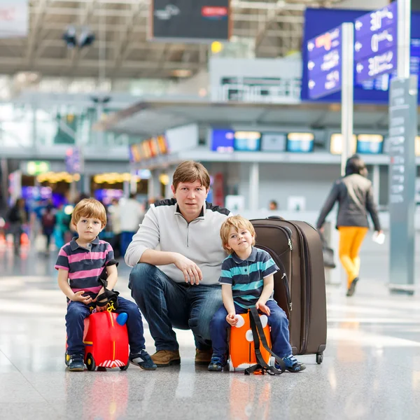 Pappa och två små syskon pojkar på flygplatsen — Stockfoto