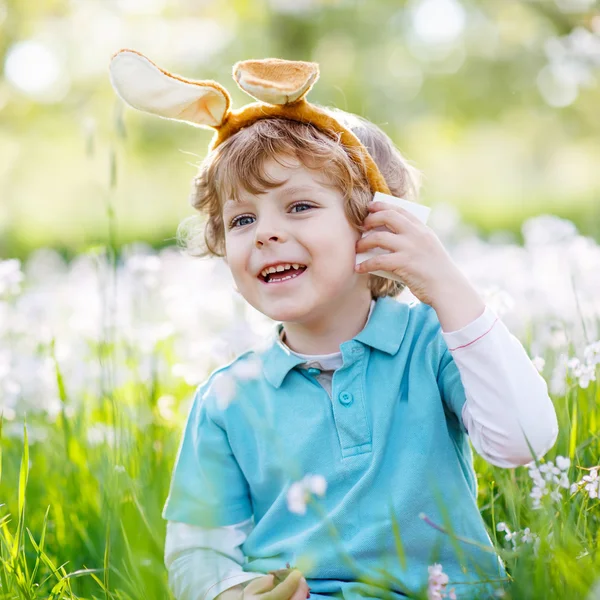 Lindo niño feliz vistiendo orejas de conejo de Pascua en primavera gree —  Fotos de Stock