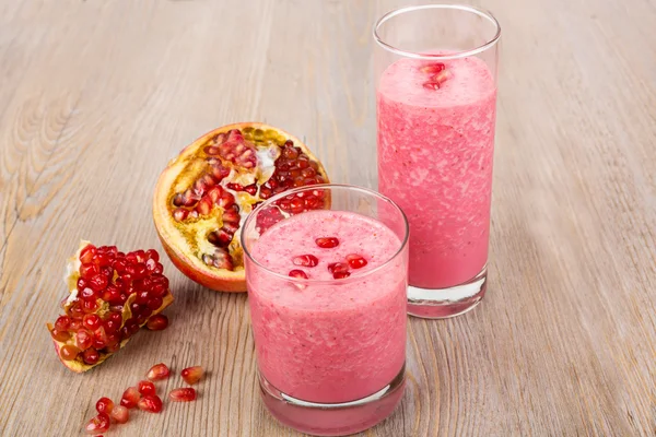 Smoothie saudável de morango e romã — Fotografia de Stock