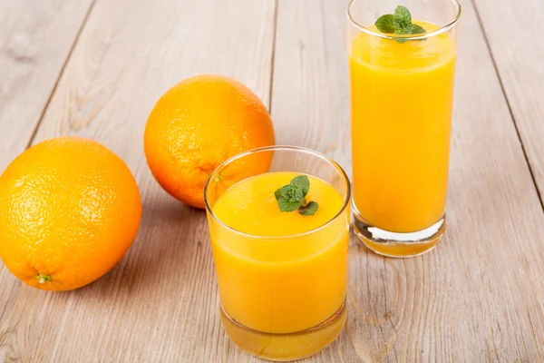 Smoothie mit frischen Orangen und Ingwer — Stockfoto