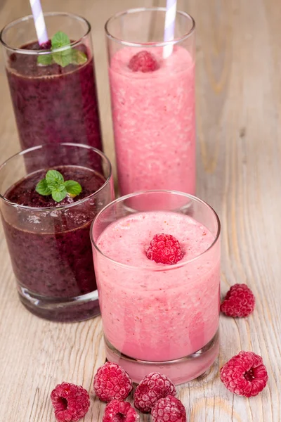 Färska blåbär och hallon smoothie drinkar — Stockfoto