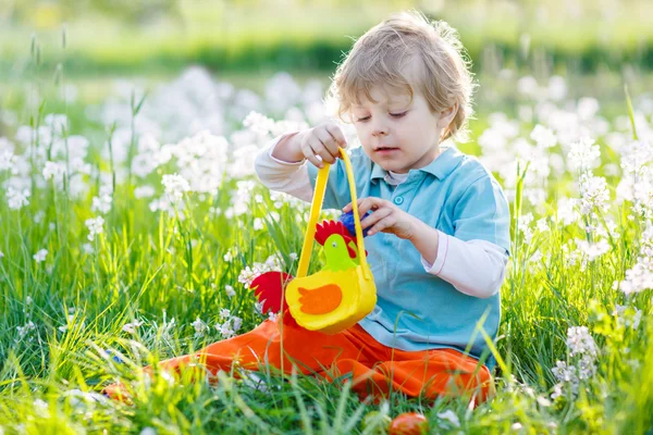 Little kid boy having fun with traditional Easter egg hunt — Stock Photo, Image