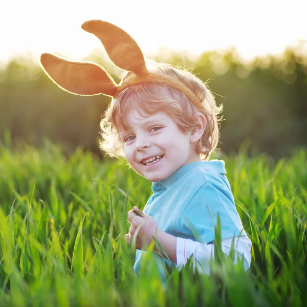 Chico divertido de 3 años con orejas de conejo de Pascua, celebrando la Pascua — Foto de Stock