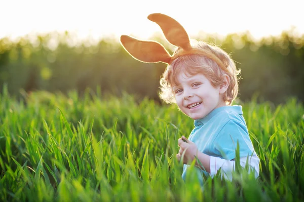 Chico divertido de 3 años con orejas de conejo de Pascua, celebrando la Pascua — Foto de Stock
