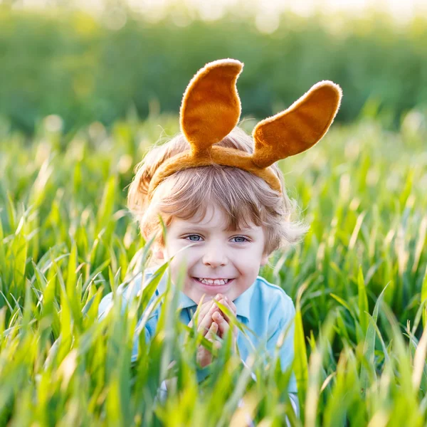 Niño divertido de 3 años con orejas de conejo de Pascua, celebrando Eas —  Fotos de Stock