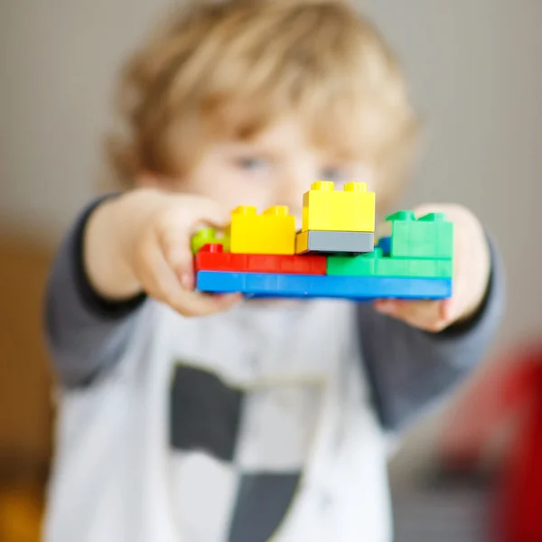 Happy kid jongetje spelen met bouw blokken met creat — Stockfoto