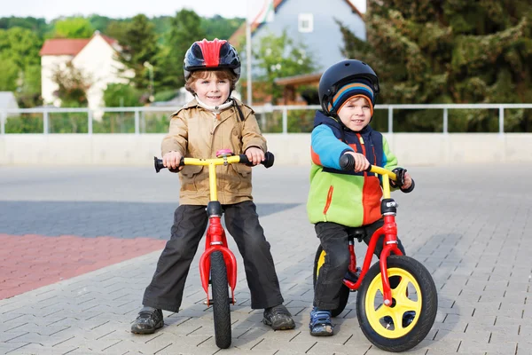 Two little siblings having fun on bikes in city on vacations — Stock Photo, Image