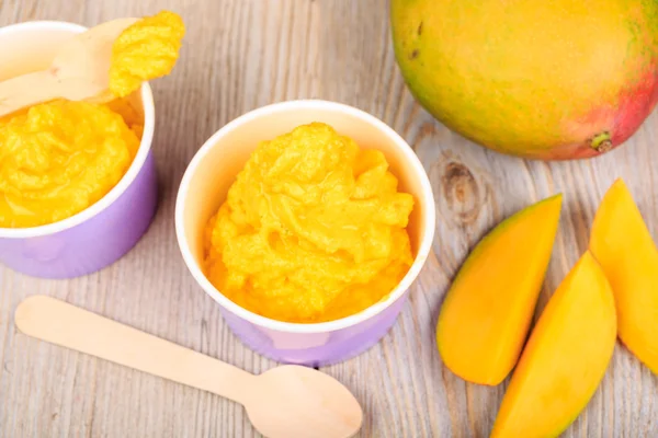 Bevroren romige ijs yoghurt met vers mango — Stockfoto