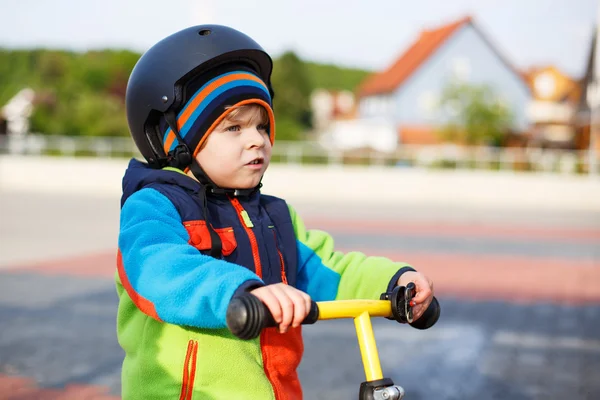 Menino aprendendo a andar em sua primeira bicicleta — Fotografia de Stock