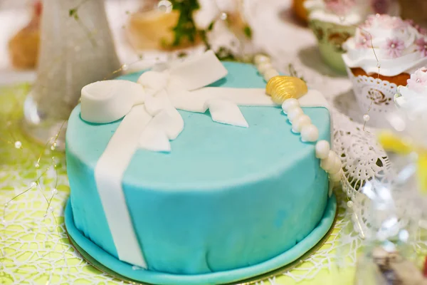 Delicious beautiful wedding cake in soft blue or turquoise — Stock Photo, Image