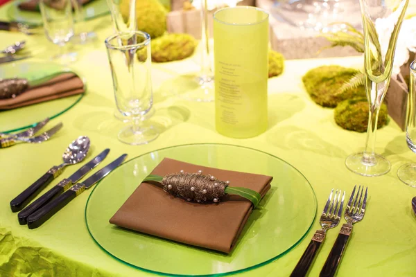 Eleganter Tisch in weicher Creme für Hochzeits- oder Eventparty. — Stockfoto