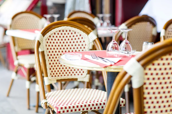 Mesa de restaurante ao ar livre vazia em Paris, França — Fotografia de Stock