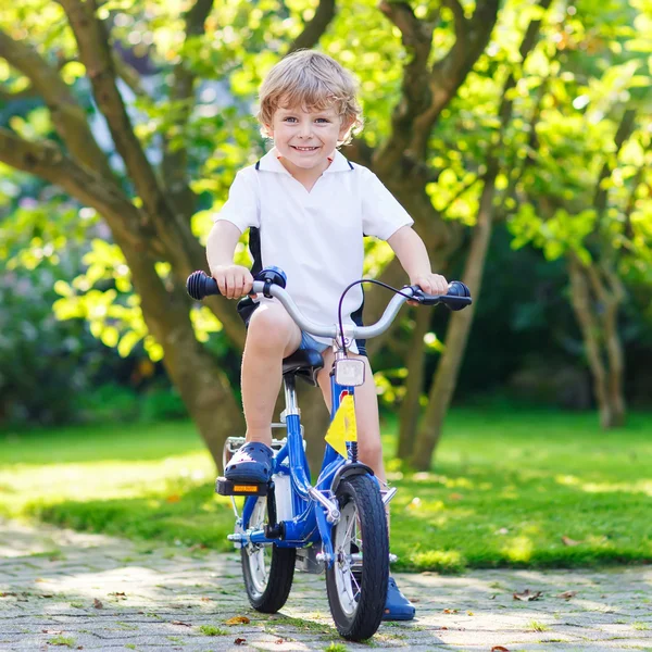 Menino pré-escolar feliz montando sua primeira bicicleta — Fotografia de Stock