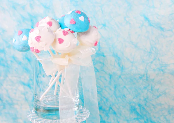 Svatební dort pops v bílé a měkké modré. — Stock fotografie
