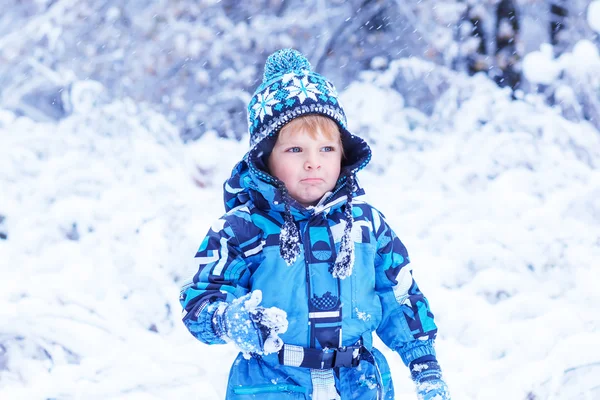 Schattig peuter jongen plezier met sneeuw op winterdag — Stockfoto