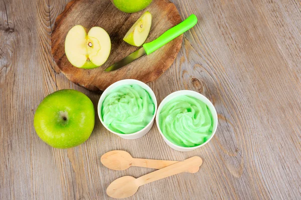Frozen creamy ice yoghurt  with fresh green apples — Stock Photo, Image