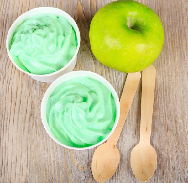 Frozen creamy ice yoghurt  with fresh green apples — Stock Photo, Image