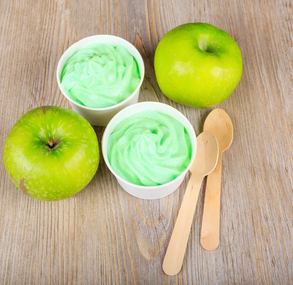 Bevroren romige ijs yoghurt met verse groene appels — Stockfoto